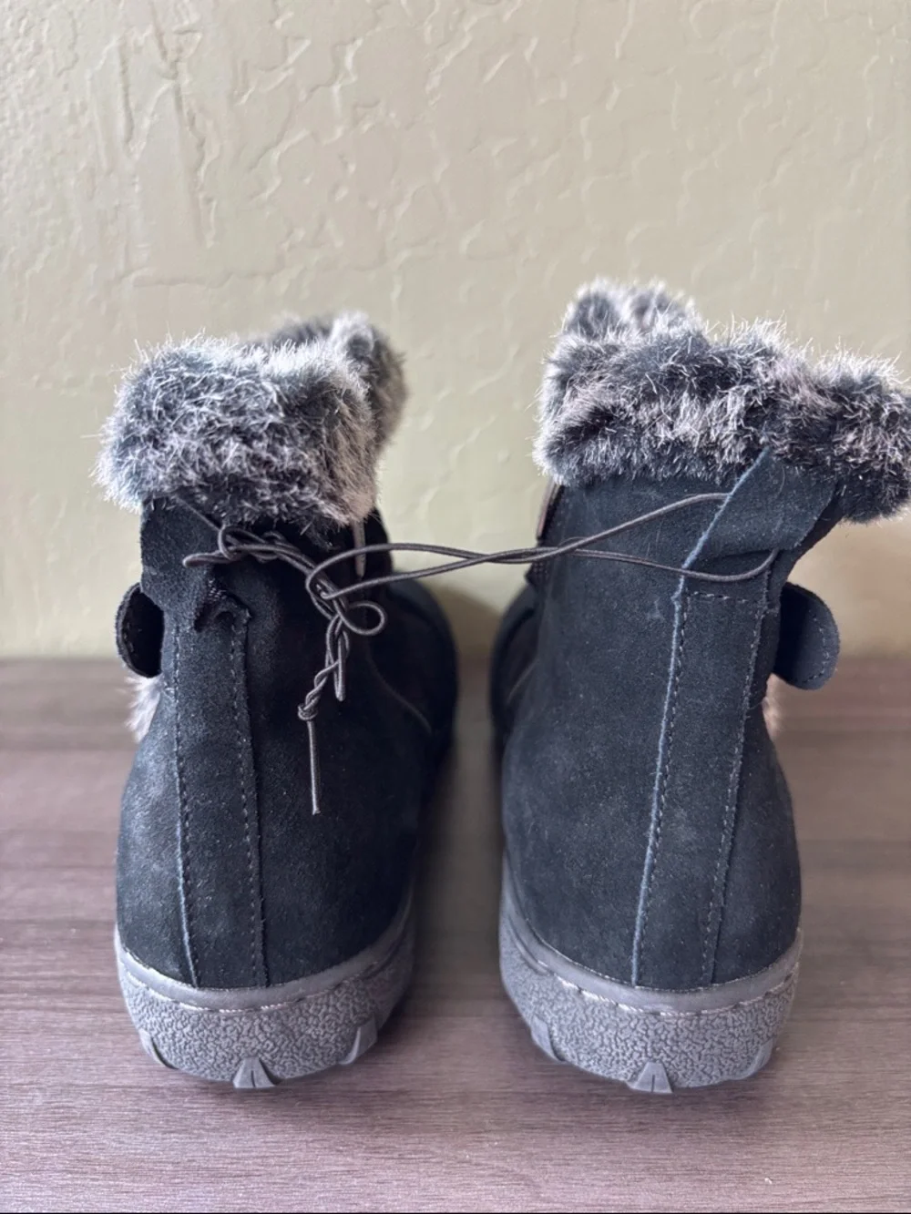 Khombu Lindsey Black Suede Rubber Sole Winter Faux Fur Boots Size‎ 8 NWOT